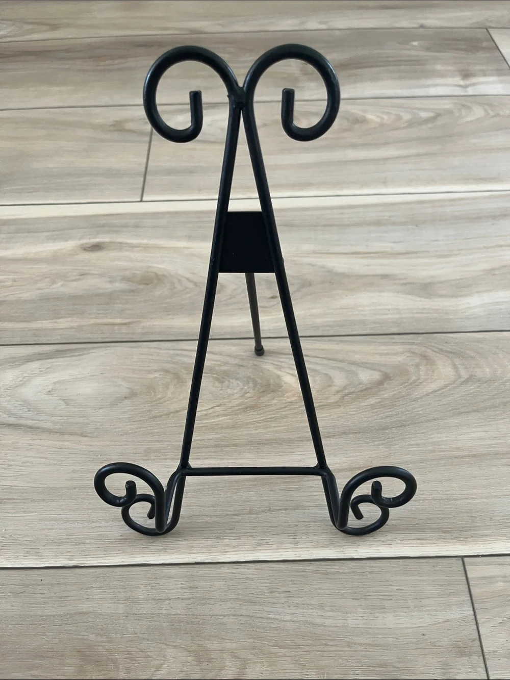 Decorative Black Metal Scroll Display Easel for Wall Art